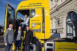 Achim Mörtl am Steuer, v.l.Dr. Christian Spendel Präsident LKW FRIENDS onn the road, MSC Lavanttal Obmann Helmut Klösch, Bruno Urschitz Spartenobmann WKK